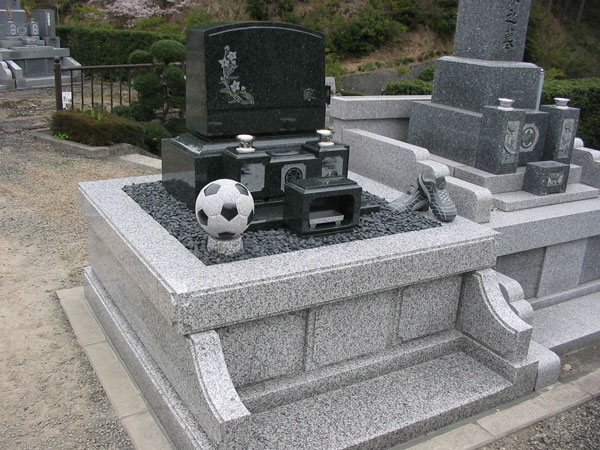 藤枝
        らしいサッカーの墓石